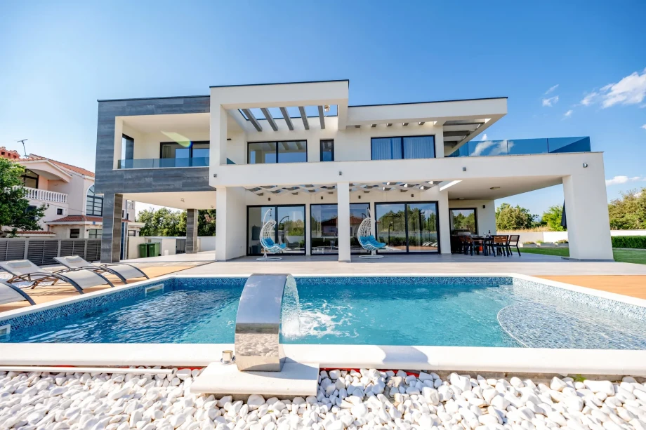 Private pool in front of the luxury Dalmatian rental home in Zaton near Zadar