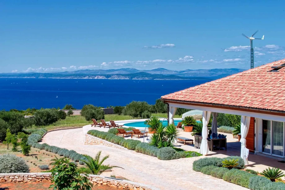 A luxury country house that elegantly combines sophistication, a swimming pool and breathtaking views of the sea and land