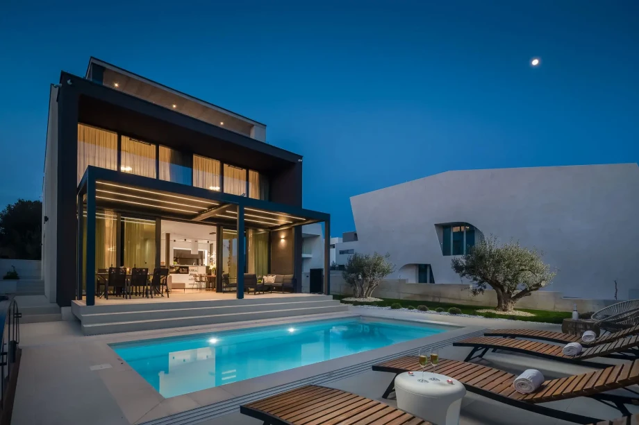 Night vision of the fenced courtyard and well-maintained garden of the family Villa Happiness with private heated pool