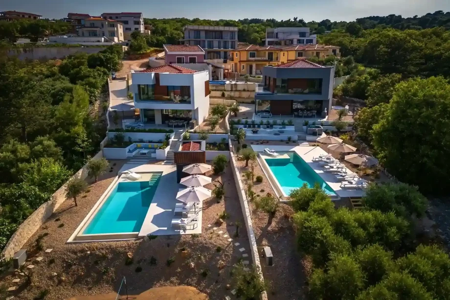 Surrounded by trees, Villa Maravilla and Villa Coralina showcase a beautiful swimming pools in a peaceful environment.