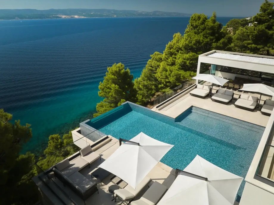 luxury-villa-by-the-sea-with-pool-near-split-muse